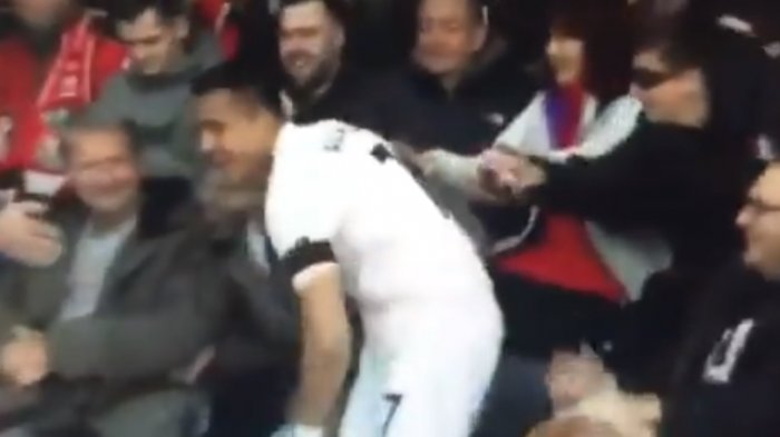 Sin frenos: El chascarro de Alexis en el partido frente al Bornemouth