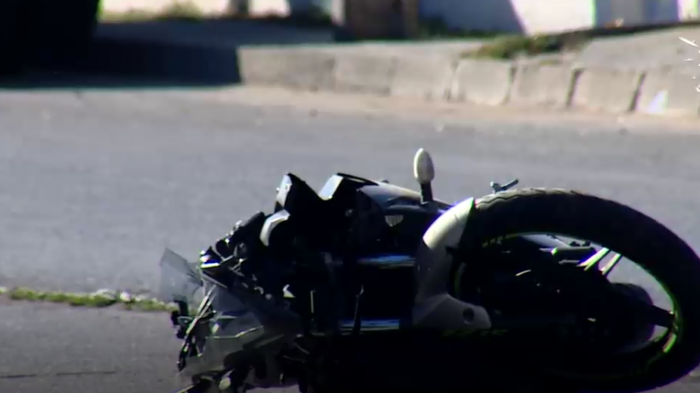 Indagan exceso de velocidad como causa: Motociclista murió tras chocar en la comuna de El Bosque