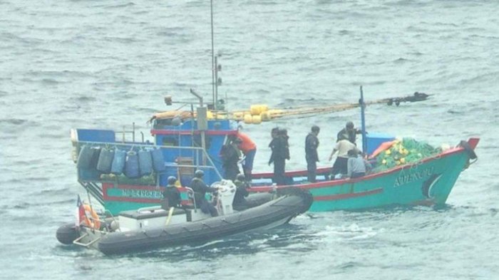 Armada sorprendió a barco peruano pescando tiburones en zona exclusiva chilena