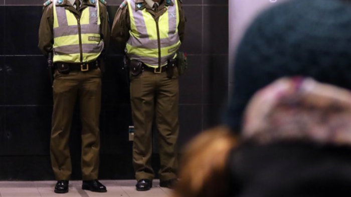 Carabineros golpearon a 2 sujetos para robarles cigarros, un celular, cervezas y una billetera con 6 mil pesos