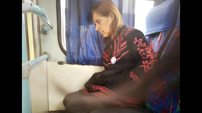 Chofer de micro maneja junto a su señora todos los días: Ella padece Alzheimer y no tiene con quién dejarla