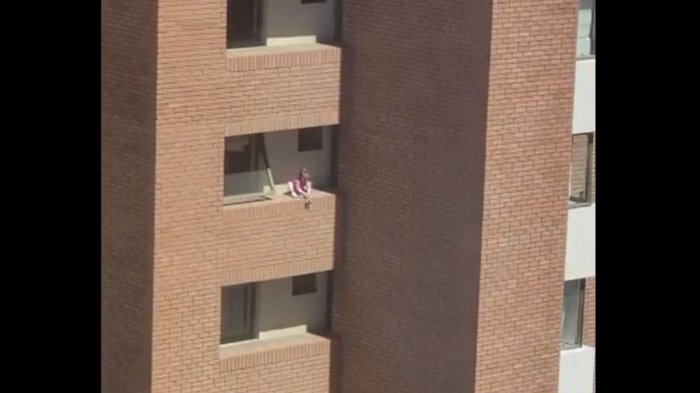 Grave descuido: Niña síndrome de Down estuvo a punto de caer desde un edificio