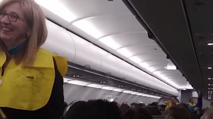 “Si usted decide bajarse, no podrá volver”: Curiosa instrucción de seguridad en un avión comercial se viralizó en redes sociales
