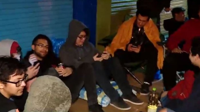 Fanáticos de la tecnología llevan una semana durmiendo en la calle a la espera de ansiada venta de bodega