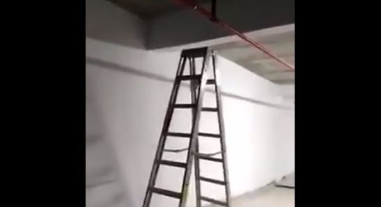 ¿Será cierto?: Video viral muestra cómo una escalera poseída camina sola