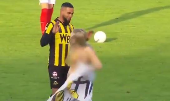 Apasionada hincha del fútbol se sacó toda la ropa para alentar al equipo de sus amores