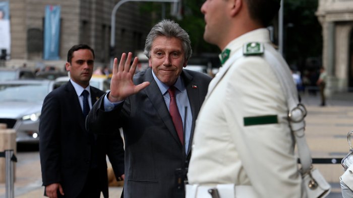 Ministro de Defensa criticó cambio de nombre de aeropuerto de Santiago