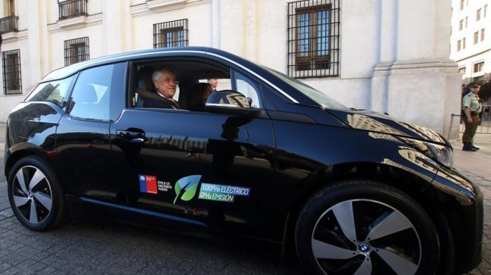 La electromovilidad llega a La Moneda: Gobierno ocupará 6 BMW eléctricos con autonomía de hasta 300 kilómetros