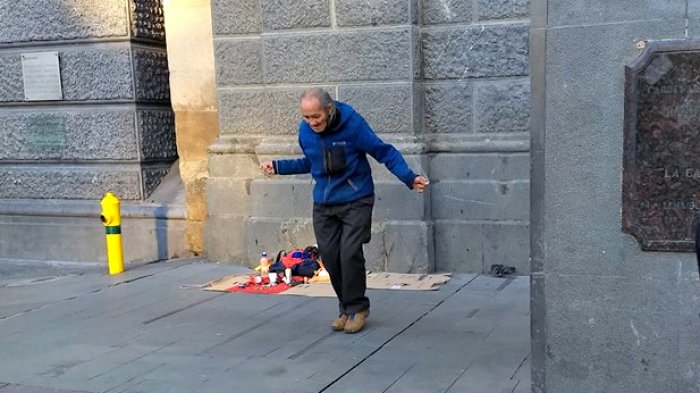 Anciano de 90 años se ve obligado a ganarse la vida saltando la cuerda en la Plaza de Armas de Santiago