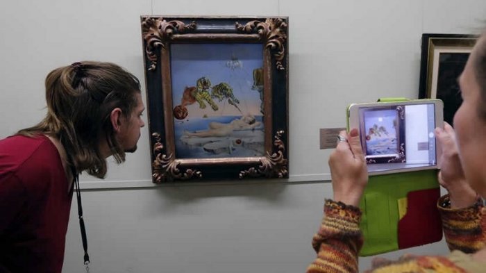 Intentó sacarse una selfie en un museo y terminó dañando importantes obras de Goya y Dalí