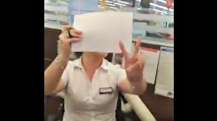 Anciano con problemas a la próstata pidió usar el baño en Unimarc, pero funcionarias se lo negaron y se burlaron de él