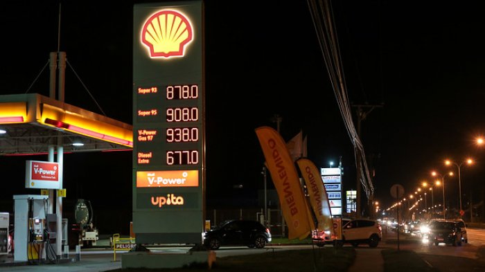 Baja en el precio del barril de petróleo tiene contentos a conductores tras disminución en el valor de la bencina