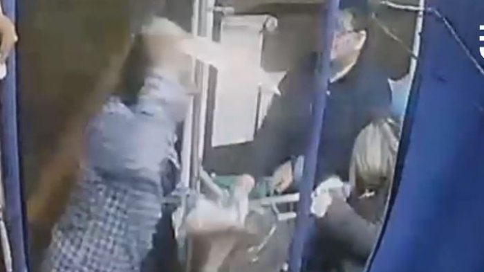 Pagó su pasaje y luego sacó un cuchillo cocinero: Cámaras de seguridad registraron violento asalto arriba de un bus