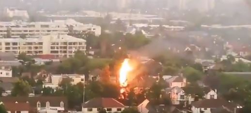 Palmera en llamas, caos vial, árboles caídos y granizos en menos de una hora en Santiago