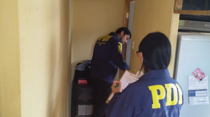 Familiares y amigos protestaron frente a la casa del detective que mató a tres adolescentes