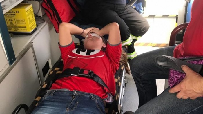 Quiso animar a su equipo lanzando humo blanco con un extintor de fuego y resultó con graves lesiones en sus ojos