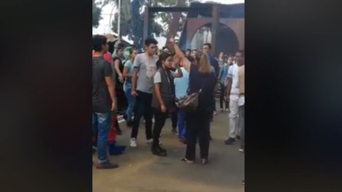 Con cinturón en mano: Madre que fue a buscar a su hijo durante protesta estudiantil se convirtió en viral