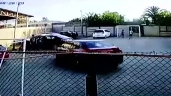 Hombre que aprendía a manejar retrocedió el auto a toda velocidad en cancha de baby futbol: Había niños jugando