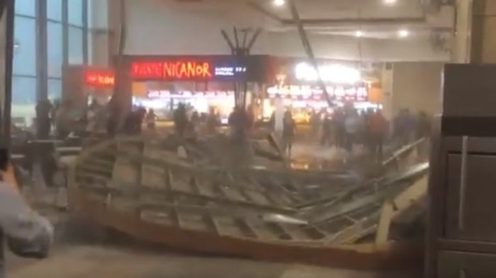 Grabaron caída de techo en el patio de comidas del Florida Center