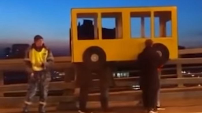 Se disfrazaron de micro: Intentaron burlar a la policía para transitar por puente prohibido para peatones