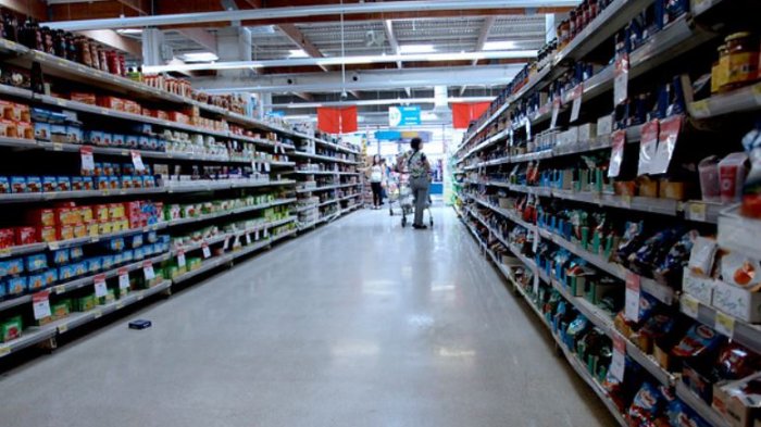 “No tenemos la culpa”: El mensaje de una empaquetadora de supermercado a los clientes que reclaman