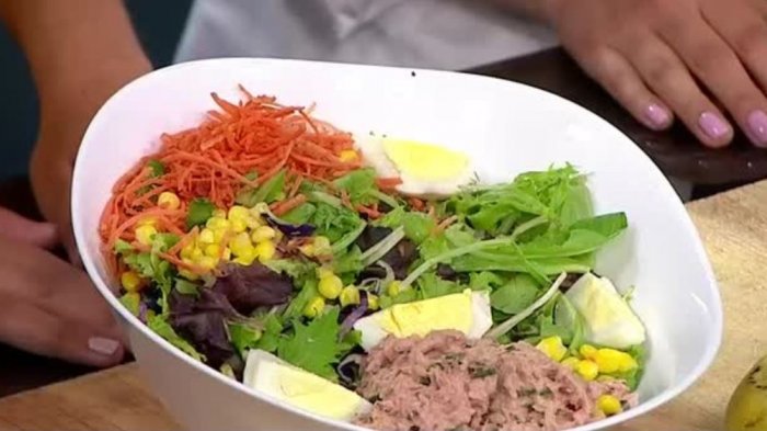 ¿Son todas saludables? Conoce las diferencias entre las ensaladas césar, mixta o de frutas