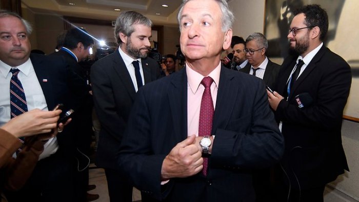 “Solo inició respondiéndole a un hombre”: Acusan a Felipe Larraín de ser machista con una periodista