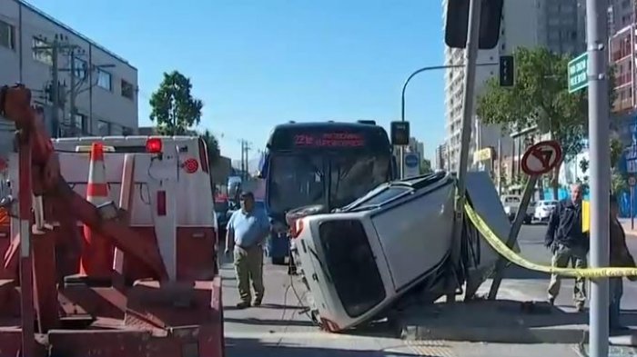 Conductor salió totalmente ileso tras protagonizar accidente de película en avenida Vicuña Mackenna