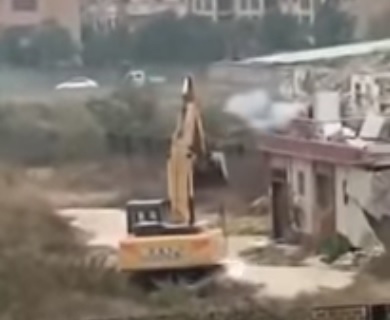 Quisieron derribar su casa pero se les adelantó y combatió a retroexcavadora con fuegos artificiales