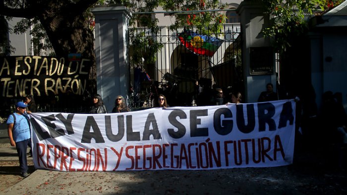 Apoderados y alumnos del INBA protestaron contra proyecto de Convivencia Escolar