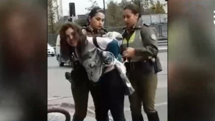 “Si no nos quieres pasar tu carné te vas detenida”: Ciclista arrestada denunció uso excesivo de fuerza