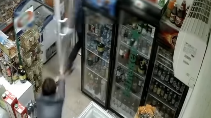 Lo intimidó con un trapeador: Empleada que fue asaltada se defendió con lo primero que encontró a mano