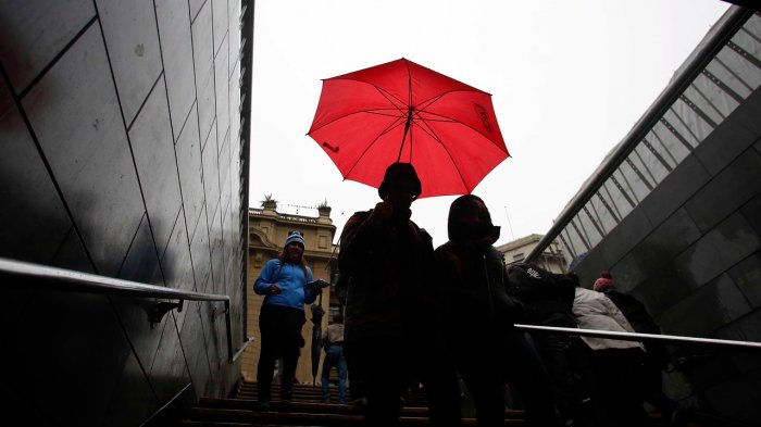 ¿Y si le pedimos un paraguas al Viejito Pascuero? Lluvias esporádicas marcarán este fin de año