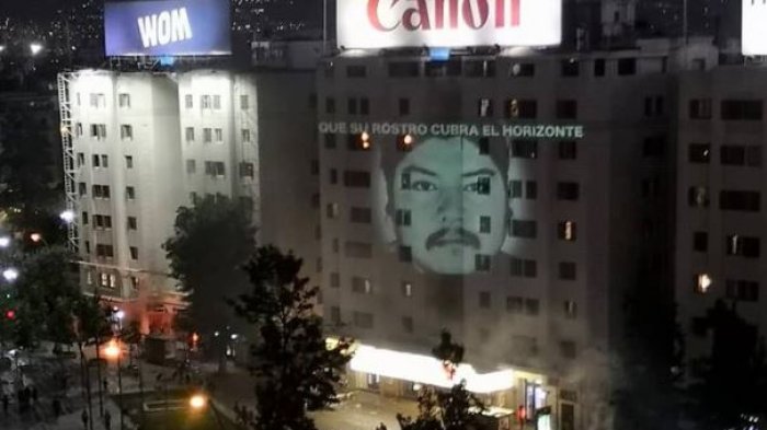 “Emocionante e impactante”: Proyectaron rostro de Camilo Catrillanca en edificio de Plaza Italia
