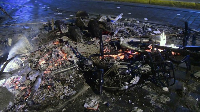 Destruyeron y quemaron bicicletas Mobike para usarlas como barricadas