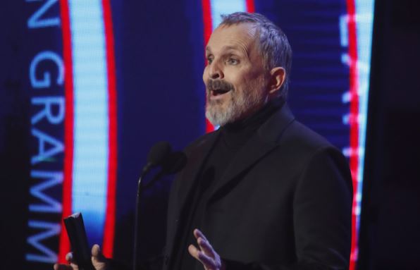 La preocupante voz de Miguel Bosé: El cantante presentó premio Grammy con gran dificultad