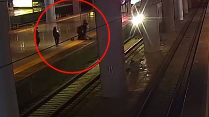 Pésima broma: Mujer se tiró a las vías del tren para asustar a su pareja, pero a nadie le causó gracia