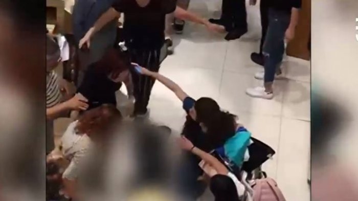 Mechero de 66 años cayó desde el tercer piso de un mall y murió tras intentar escapar