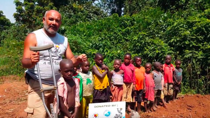 Chileno invirtió todos sus ahorros para instalar pozos que entregan agua limpia a familias de Uganda