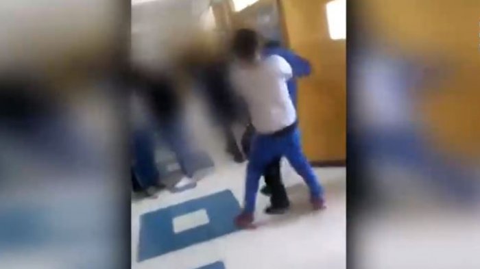 Brutal ataque de alumno a profesor: Adolescente le dio golpe de puño en plena cara porque no lo dejó entrar a una sala