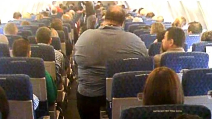 “Tuvo que forzar sus nalgas entre los reposabrazos”: Un hombre demandó a aerolínea por sentarlo junto a pasajero con sobrepeso
