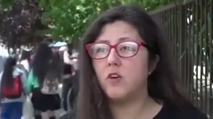 Insólito: Estudiantes tuvieron feroz pelea justo cuando apoderada daba entrevista sobre convivencia escolar