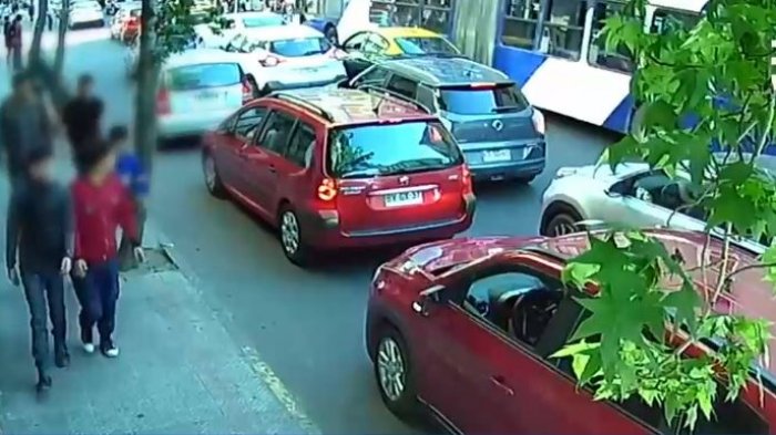 Peligrosa banda de lanzas amenaza a peatones y conductores en el Barrio Portugal