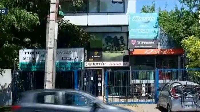 Delincuentes fueron ahuyentados a balazos tas intentar robar tienda de bicicletas en Providencia