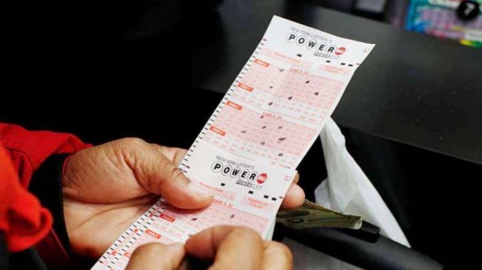Casi pierde millonario premio por meter por accidente el boleto ganador a la lavadora