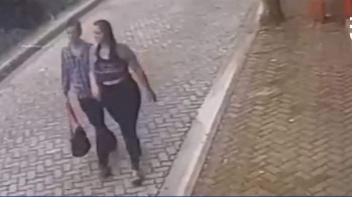 Reacción felina: Hombre salvó a su pareja de morir atropellada gracias a su rápido actuar