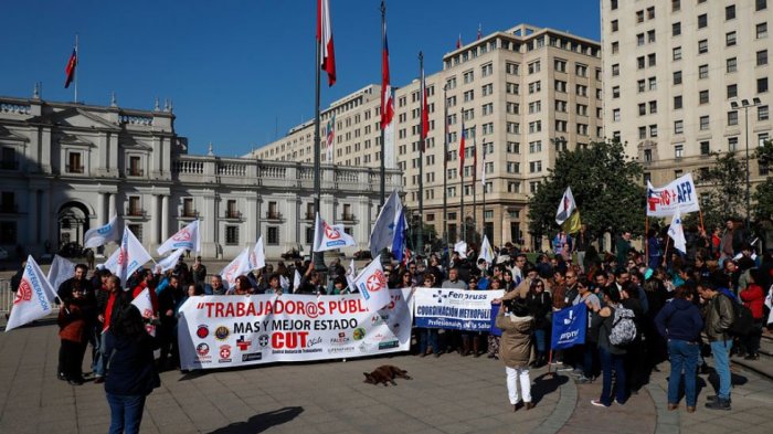 Funcionarios públicos anunciaron paro indefinido a partir de este lunes: No hay acuerdo por el reajuste salarial