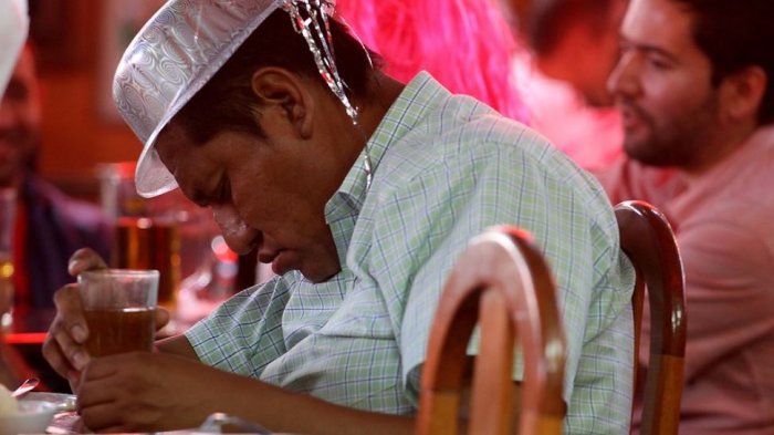 Se olvidó que la fiesta fue en su casa y salió borracho a tomar un taxi