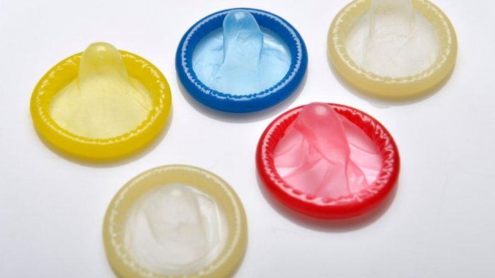 Desarman una banda que vendía condones reciclados: Tenían hongos, parches y agujeros