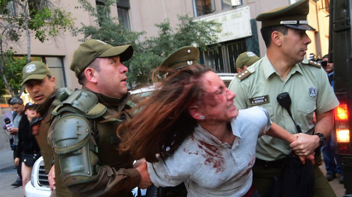 Secundarios denuncian que carabineros golpearon y desnudaron a ex vocera de la Aces